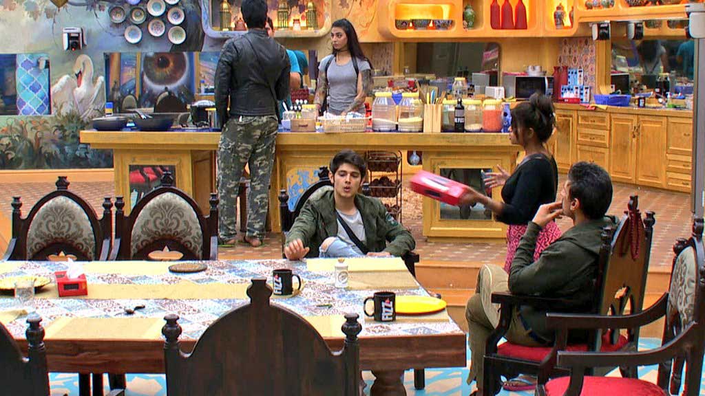 Bigg Boss 10: Rahul Dev gets VIOLENT with Lokesh, Calls her 