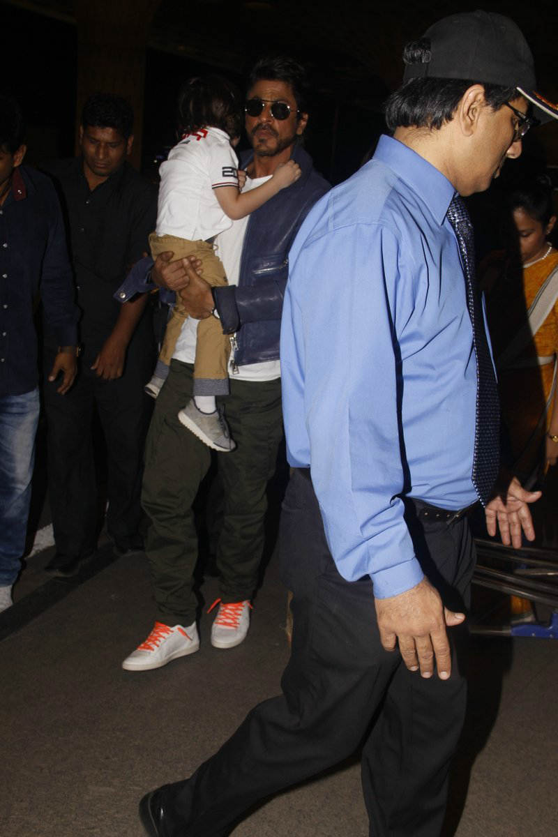 CHECK OUT: These PICS of AbRam SLEEPING in DADDY Shah Rukh Khan's arms at Airport will melt your hearts!