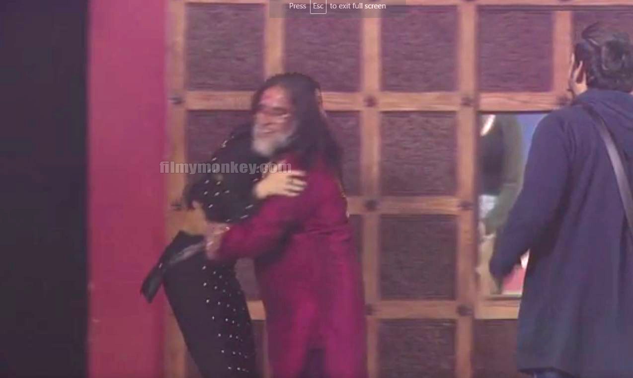 Bigg Boss 10: Did Swami Om TOUCH Sunny Leone INAPPROPRIATELY ? Nitibha, Lopa & Bani LASH OUT at him! WATCH!