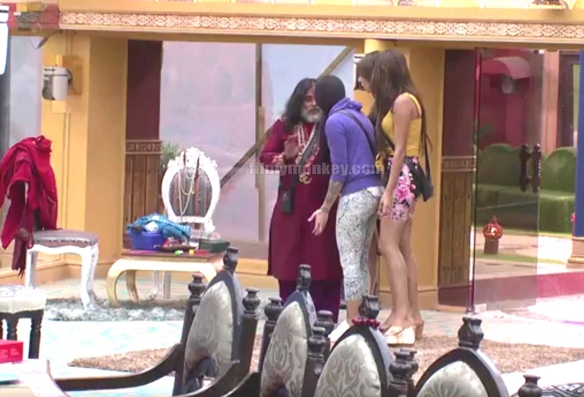 Bigg Boss 10: Did Swami Om TOUCH Sunny Leone INAPPROPRIATELY ? Nitibha, Lopa & Bani LASH OUT at him! WATCH!