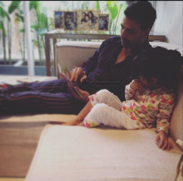 Here's another one where Daddy Akshay despite his super busy schedule, reads out a story to his princess. She captioned it, "Early morning reading session #Ladybird"