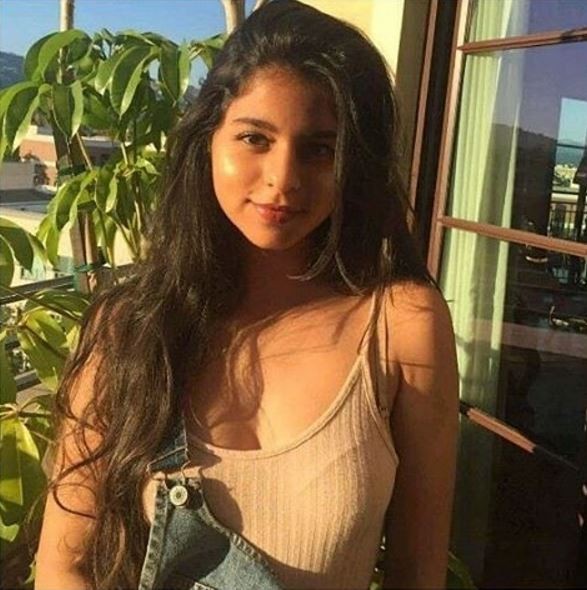 This PIC of Shah Rukh Khan's 17-year-old daughter Suhana posing in a swimming pool is going VIRAL!