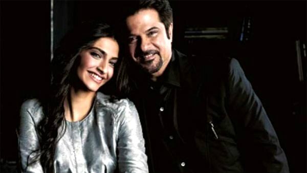 Over protective' Anil Kapoor 'caught' peeping into Sonam Kapoor's phone; beau Anand Ahuja Comments!