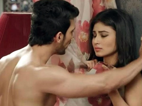 Mouni roy hot deals scenes