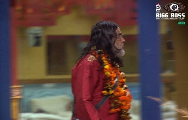 Bigg Boss 10: Before RE-ENTERING the house, Swami Om FOOLS show makers! Check out how!