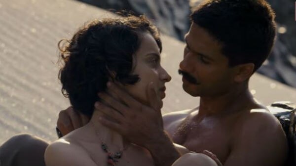 Watch: Shahid-Kangana's steamy ROMANCE in Rangoon's new song 'Yeh Ishq Hai'!