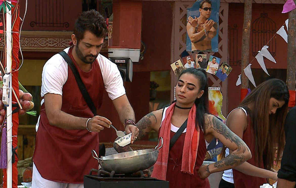 Bigg Boss 10: When Varun Dhawan got INTIMIDATED by Bani J.. Also FLIRTED with her.. ! Watch!