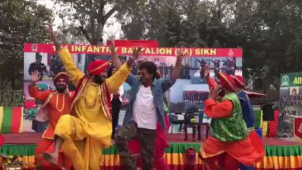 Woah! Shah Rukh Khan groves to Bhangra beats celebrating Republic Day with army jawans!