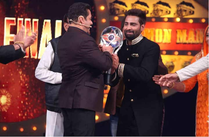 The desi munda of Noida won the hearts of millions of Indians with his honesty and dedication towards his friends. Manveer got support from not only the commoners but also from many celebrities[PIC CREDIT: TWITTER/COLORS]