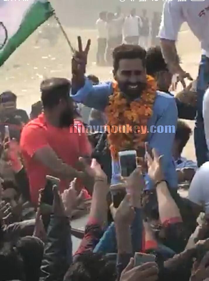 Bigg Boss 10: Pics & Videos: Manveer Gurjar reaches Noida; Huge WELCOME at Delhi Airport by crowd; Caravan took WINNER to Noida!