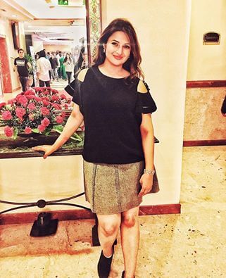 Divyanka Tripathi's new look flaunting her legs in a short skirt will leave you amazed! PIC ALERT!