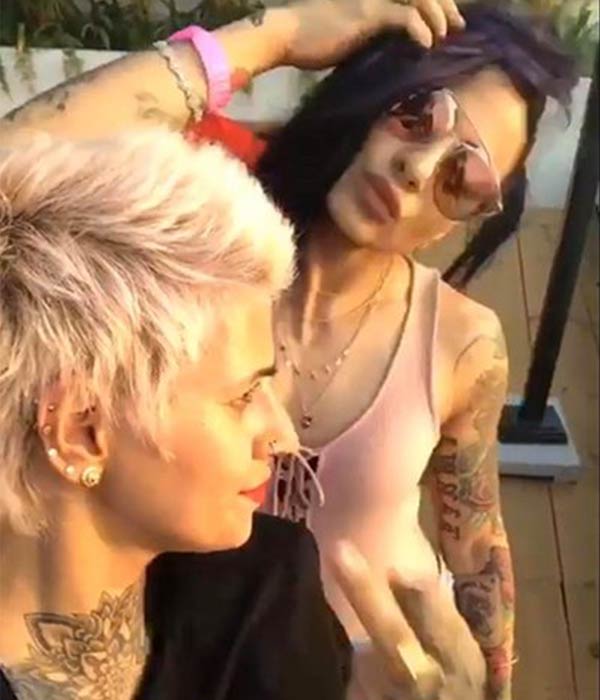 This pic of 'Bigg Boss' contestants Bani J & Sapna Bhavnani sharing a KISS in public is going VIRAL!