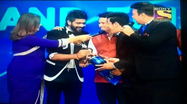 Indian Idol 9: VIDEO! Sachin Tendulkar presents WINNER the trophy! The WINNING MOMENT!