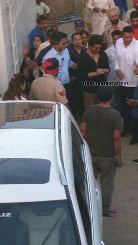 The Ring: SRK, Anushka Sharma SPOTTED in Jalandhar lanes shooting for Imtiaz Ali film! PICS!