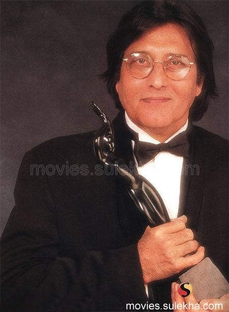 vinod_khanna_with_his_filmfare_award