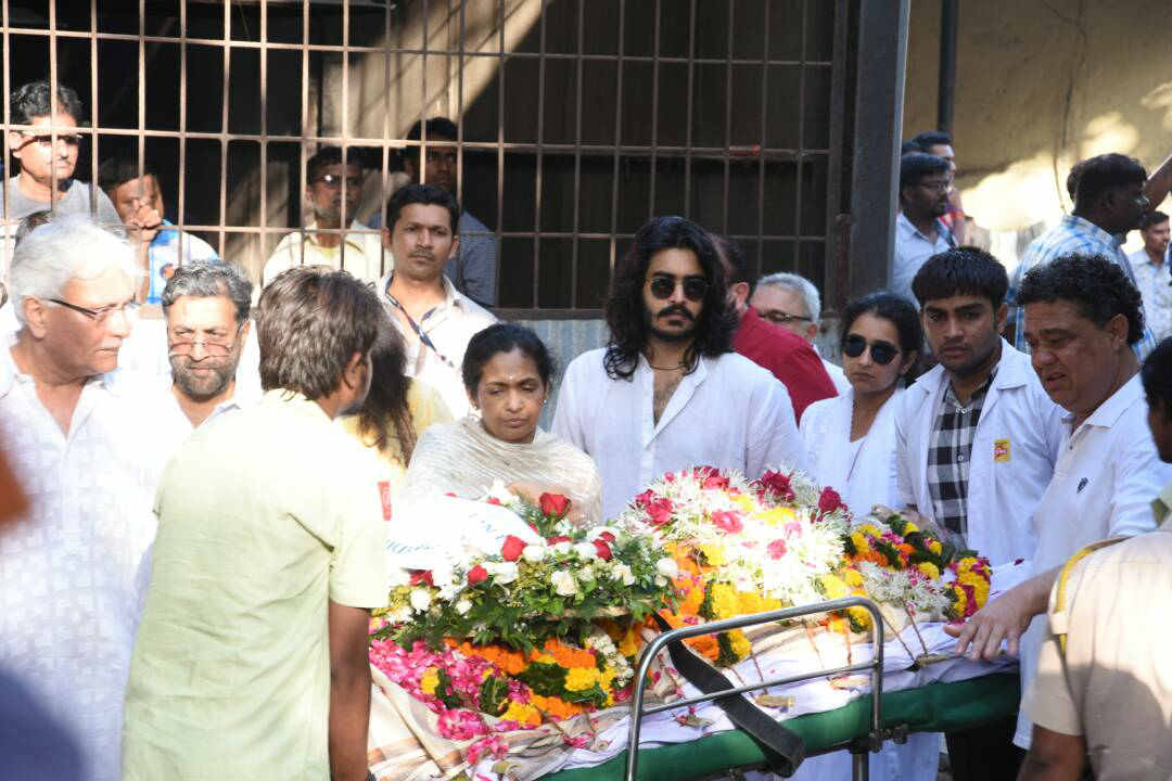 Last rites of Vinod Khanna performed in Mumbai