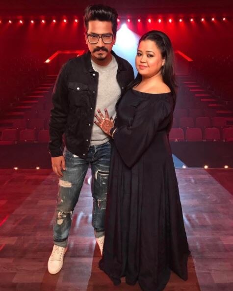 Nach Baliye 8: Bharti Singh & Haarsh Limbachiyaa gifts MOBILES to crew members to THANK them!