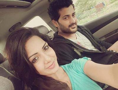 Pradeep with wife Pavani (Photo: Web)
