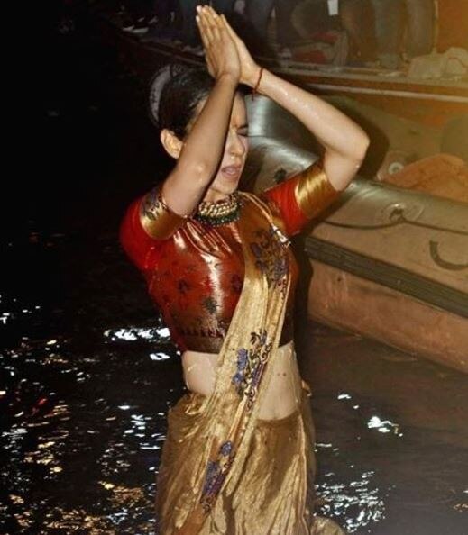 PICS & VIDEO: Kangana Ranaut takes FIVE DIPS in holy river Ganga; Participates in Ganga aarti!