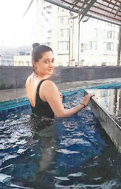 Dil Se Dil Tak' actress Rashami Desai beats the heat looking HOT in swimsuit!