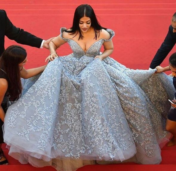 PICTURE PERFECT! This NEW PHOTO of Aishwarya posing with daughter Aaradhya at Cannes 2017 is BREAKING THE INTERNET!