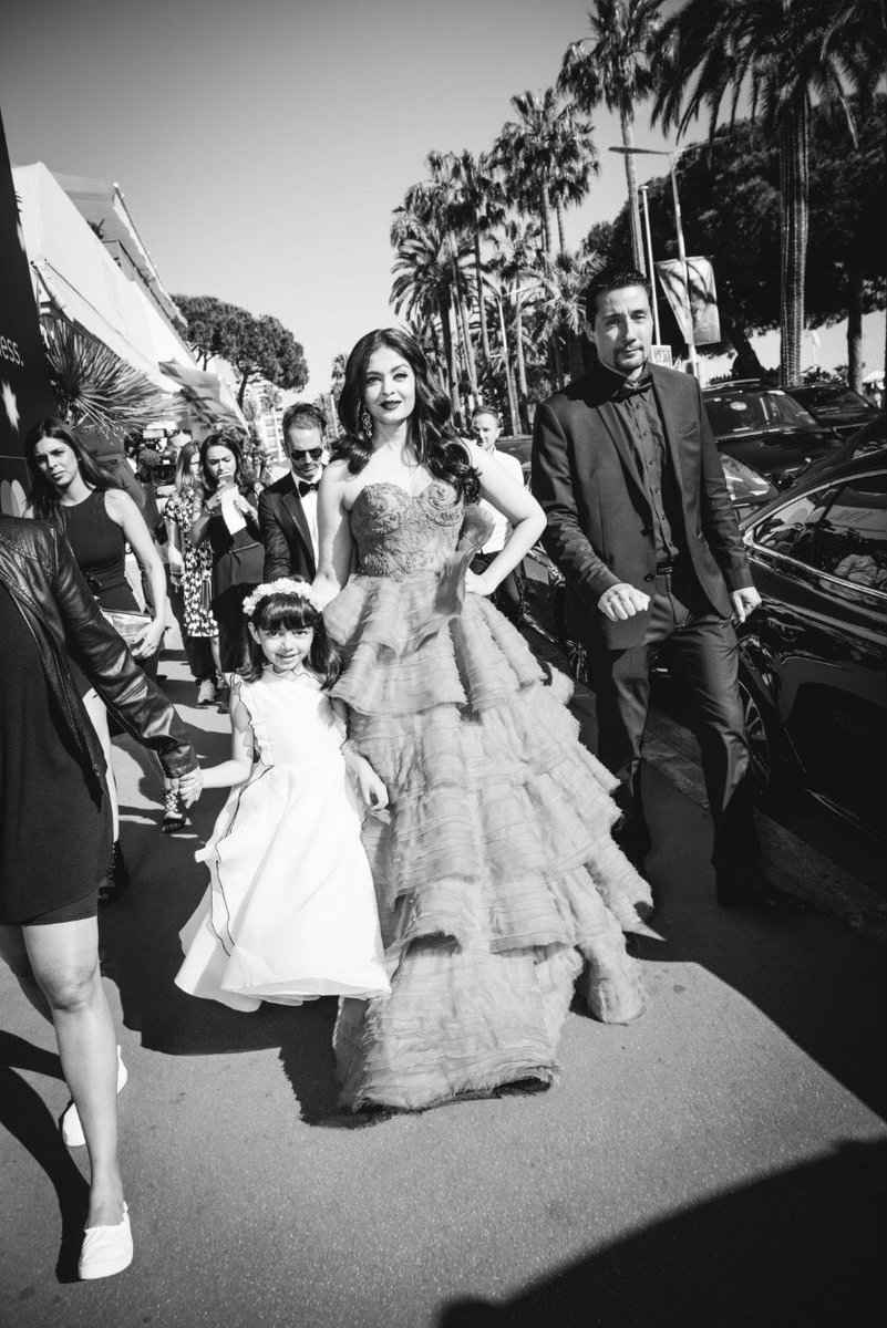 PICTURE PERFECT! This NEW PHOTO of Aishwarya posing with daughter Aaradhya at Cannes 2017 is BREAKING THE INTERNET!