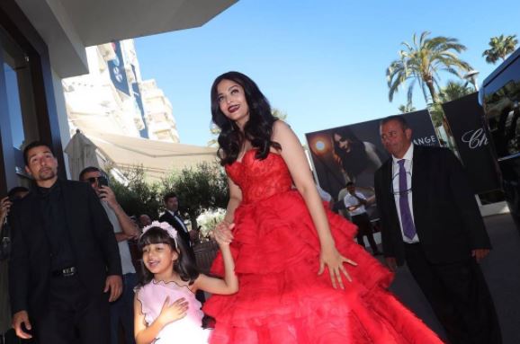 PICTURE PERFECT! This NEW PHOTO of Aishwarya posing with daughter ...