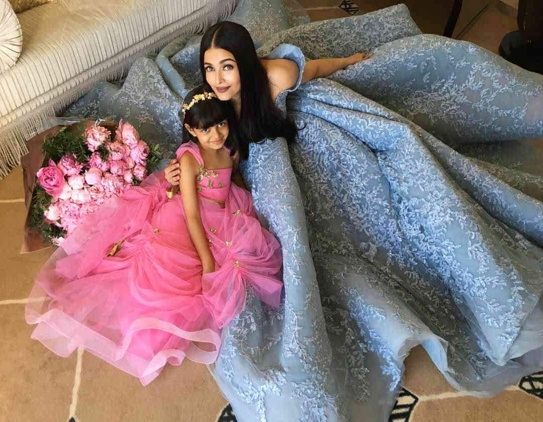 PICTURE PERFECT! This NEW PHOTO of Aishwarya posing with daughter Aaradhya at Cannes 2017 is BREAKING THE INTERNET!