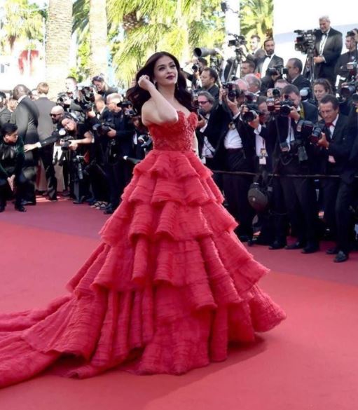 PICTURE PERFECT! This NEW PHOTO of Aishwarya posing with daughter Aaradhya at Cannes 2017 is BREAKING THE INTERNET!