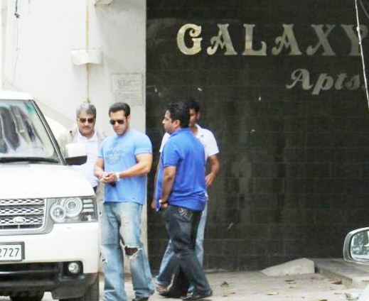 Bigg Boss 11: Arshi Khan spotted outside Salman Khan's house Galaxy apartments; Denied entry!