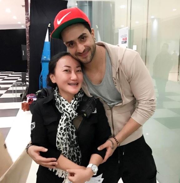 OMG! FEMALE FAN SLITS her wrist for 'Yeh Hai Mohabbatein' actor Aly Goni in Indonesia!