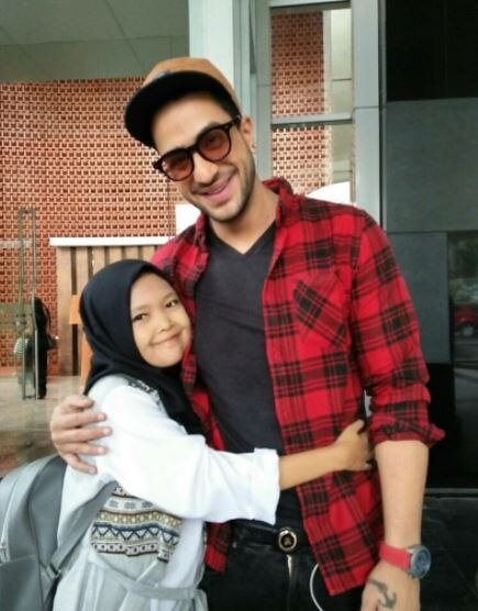 OMG! FEMALE FAN SLITS her wrist for 'Yeh Hai Mohabbatein' actor Aly Goni in Indonesia!