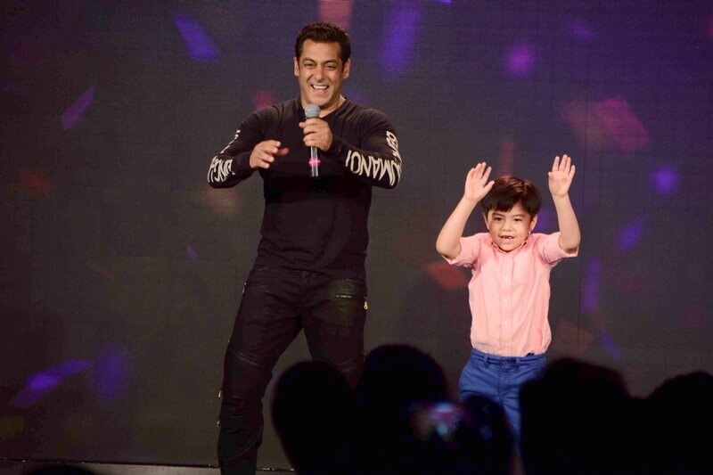 Shah Rukh agreed for cameo in 'Tubelight' before I could ask, says Salman Khan