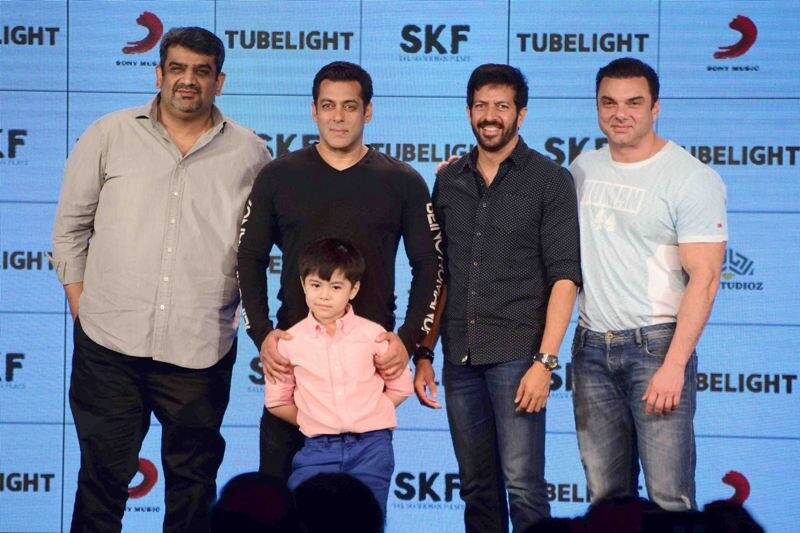 Shah Rukh agreed for cameo in 'Tubelight' before I could ask, says Salman Khan