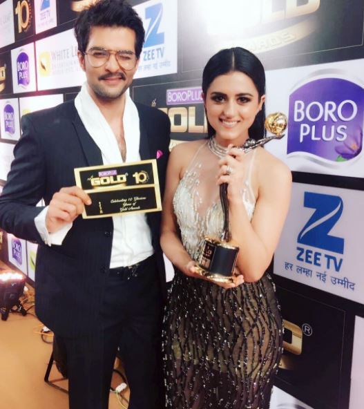 Zee Gold Awards 2017 Full Winners List: IN PICS- 'Naagin' Mouni Roy, YHM stars Divyanka- Karan WIN TOP awards; Check out actors posing with their trophies!