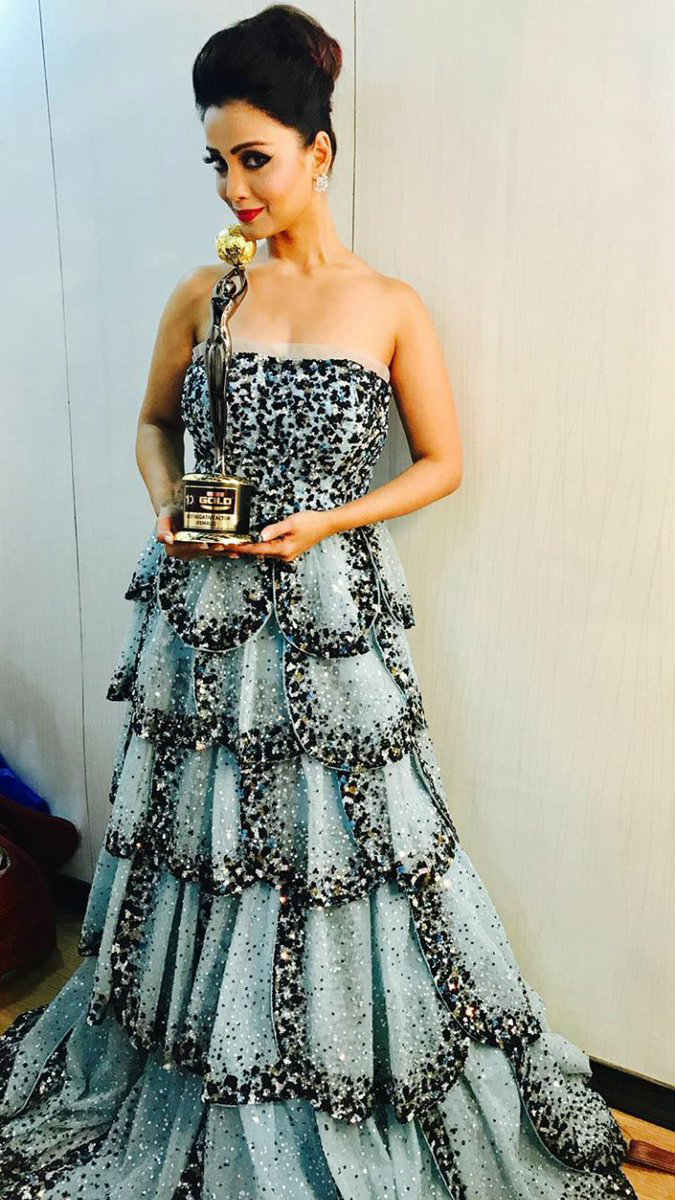 Zee Gold Awards 2017 Full Winners List: IN PICS- 'Naagin' Mouni Roy, YHM stars Divyanka- Karan WIN TOP awards; Check out actors posing with their trophies!