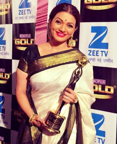 Zee Gold Awards 2017 Full Winners List: IN PICS- 'Naagin' Mouni Roy, YHM stars Divyanka- Karan WIN TOP awards; Check out actors posing with their trophies!