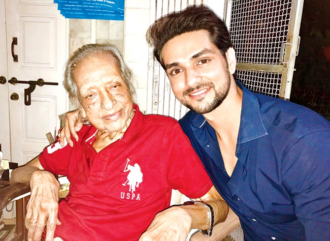 Shakti Arora is the GRANDSON of 95-yr-old veteran Bollywood actor Chandrashekhar Vaidya!