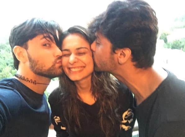 Sumit with Kushal & Aneri on the sets of 'Beyhadh