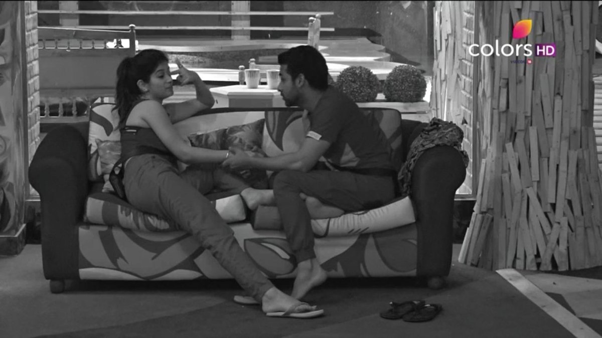 Bigg Boss 11, Day 9: Vikas Gupta cries in washroom as Shilpa, Arshi turn 'queens' for 'king' Hiten; Puneesh kisses Bandgi in night!