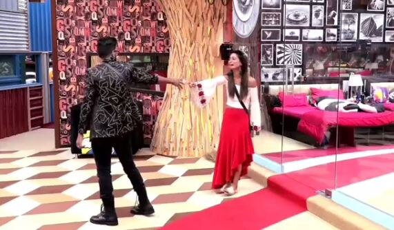 WATCH: Bigg Boss 11- Hina Khan says I Love You as her boyfriend Rocky Jaiswal proposes her on National TV; Actress bursts into tears as he leaves!