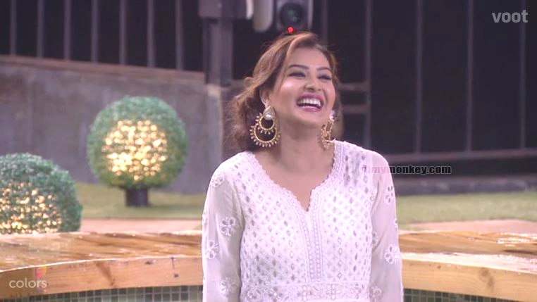 Here's Shilpa slaying in a white suit that Priyank and Arshi just praised her for. (Pic: Colors)