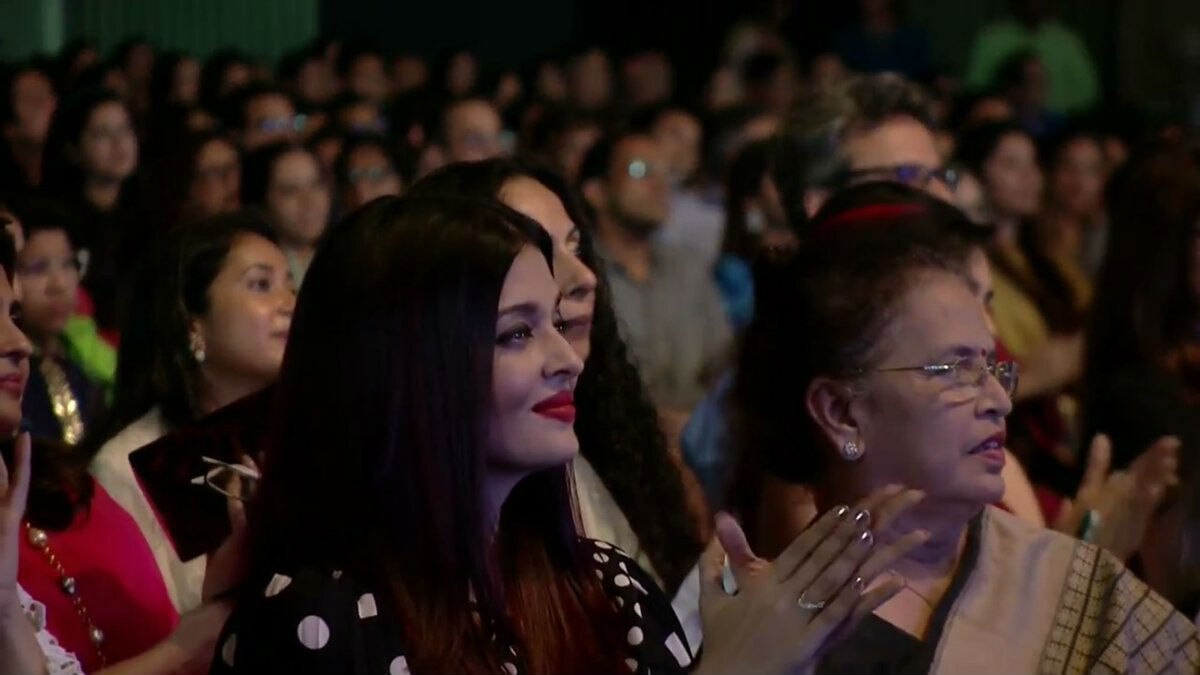 WATCH: Aishwarya-Abhishek's 6-year-old daughter Aaradhya Bachchan's DANCE PERFORMANCE at her school's annual day proves she is star in making!