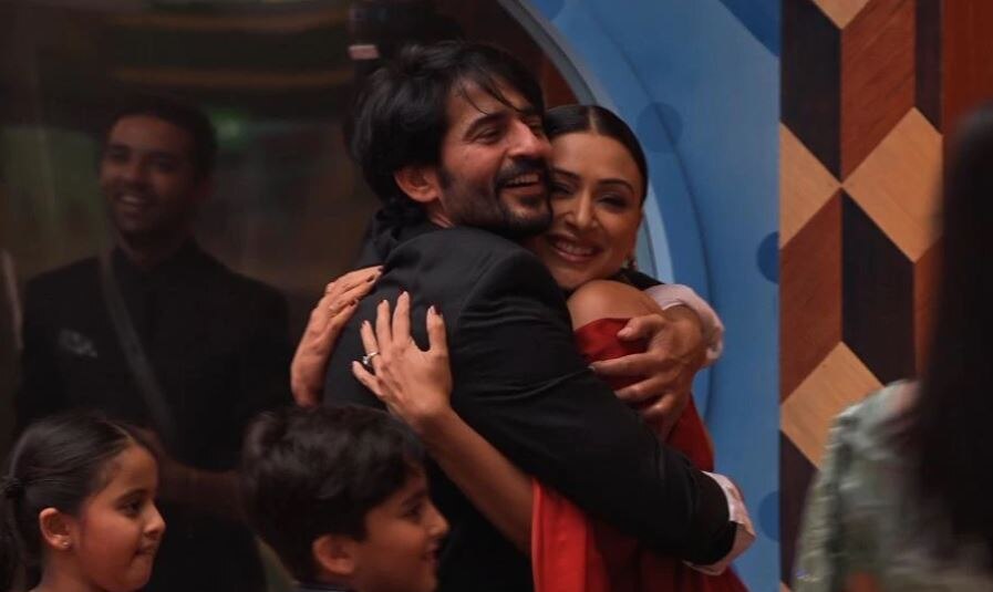 Bigg Boss 11's EVICTED contestant Hiten Tejwani ROMANCING wife Gauri in their FIRST advertisement will make you fall in love and is going VIRAL!