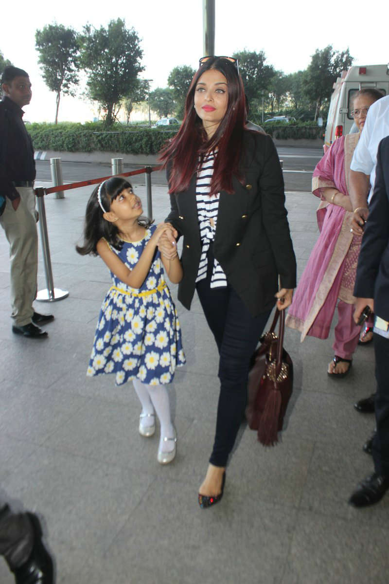 Big B's granddaughter Aaradhya looks like her mother Aishwarya Rai's PHOTOCOPY in her latest pic!