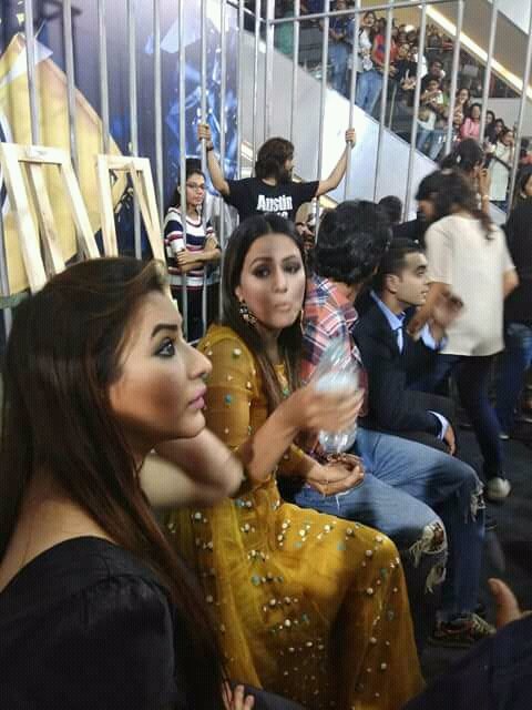 PICS & VIDEO- Bigg Boss 11: OMG! Shilpa Shinde's fan pulls Hina Khan’s hair & misbehaves with her in the mall during the live voting task!