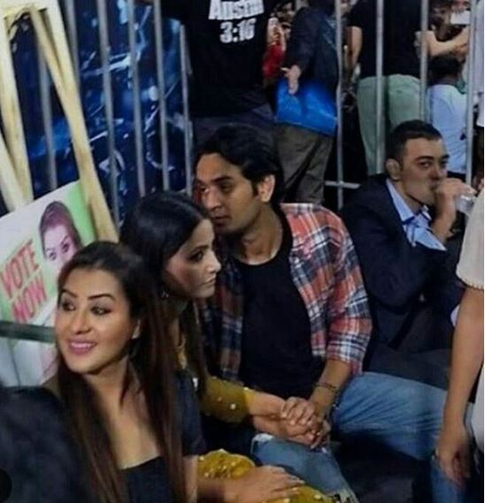 PICS & VIDEO- Bigg Boss 11: OMG! Shilpa Shinde's fan pulls Hina Khan’s hair & misbehaves with her in the mall during the live voting task!