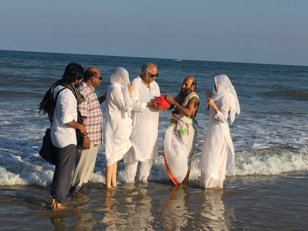 RIP Sridevi! Boney Kapoor & daughters-Janhvi & Khushi immerse the ashes of the late actress in Rameshwaram!