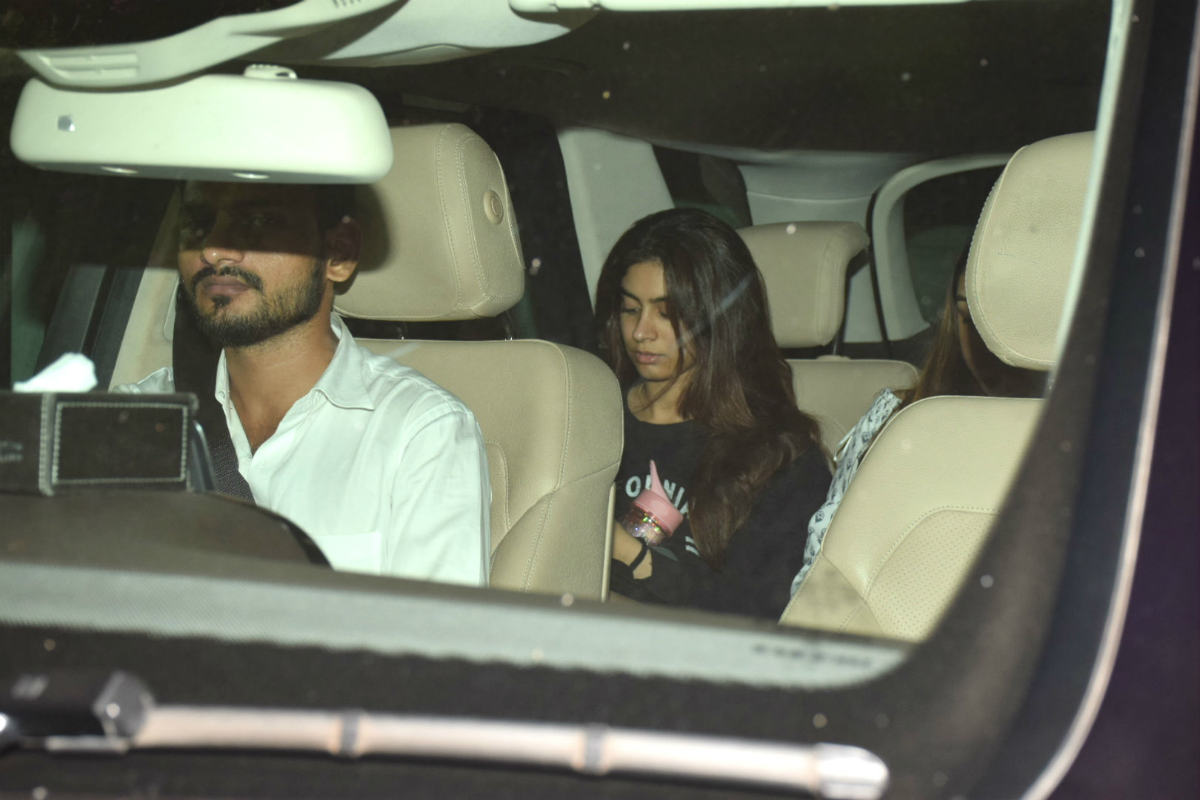 PICS: Sridevi's daughters Janhvi Kapoor & Khushi Kapoor at half-sister Anshula's house for dinner!