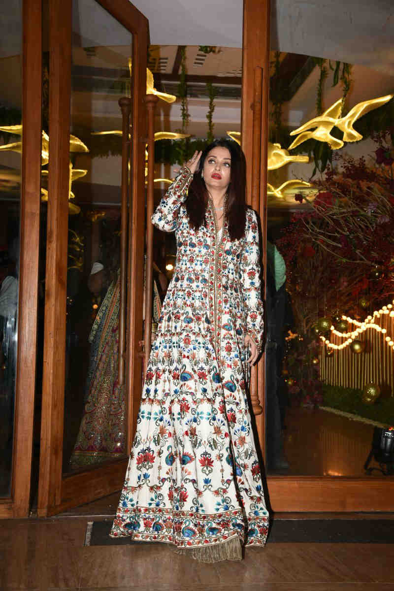 Watch Video Amitabh Bachchan S Daughter Shweta Nanda Dancing On Pallo Latke At A Wedding Reception Prove That Bollywood Swag Is In Her Gene Pallo latke song sung by seema mishra, music label by veena music. pallo latke